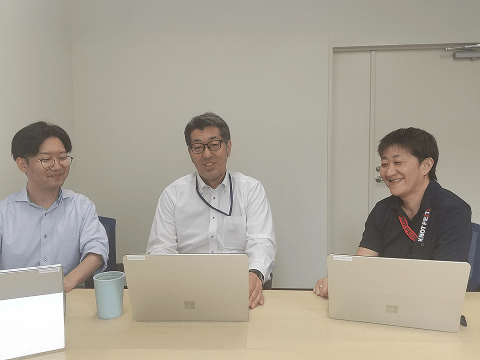 右から對馬調査役、佐藤課長、東海様